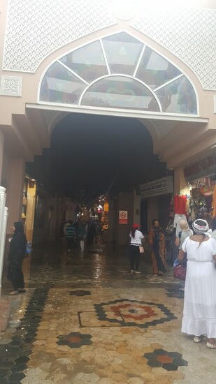 Hier macht es nicht viel Spaß herumzulaufen, denn immerzu wird man von den Händlern bedrängt, etwas zu kaufen. Wir besuchen einen Inder und essen Reis mit Rindfleisch. Wir sind hier die einzigen Gäste und man beäugt uns interessiert.