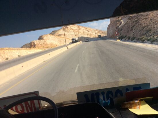 Mühsam schleppt sich der Bus die Berge hoch