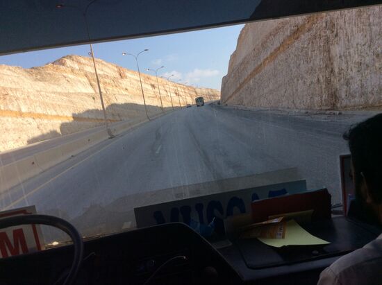 ...noch 45km....der Fahrer schnallt sich kurz an, weil hier eine Polizeikontrolle ist...