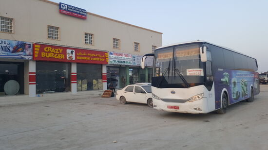 Das ist die Konkurrenz—der Ticketverkäufer wollte uns schon abwerben, aber sein Bus kommt später in Sallalah an