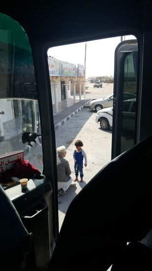 Claudia wird von einem Kind bestaunt