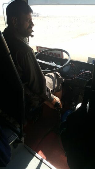 Unser Fahrer und sein Co-Pilot quatschen ohne Pause...