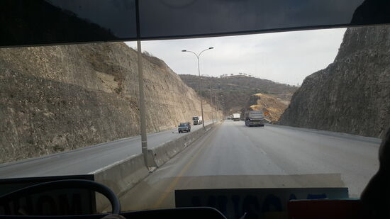 Klack—-einfach mal so in den Berg eine Schneise gefräst...