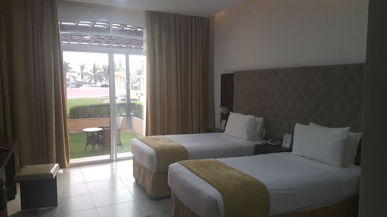 Schönes Zimmer mit Terrasse und Blick zum Meer und Pool