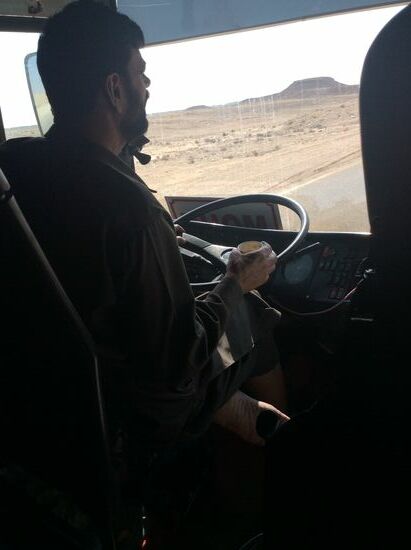 Er ist total entspannt beim Fahren: linke Hand am Steuer—rechte HAnd Chai und den linken Fuß auf dem Sitz!!!! Und dabei quatschen...