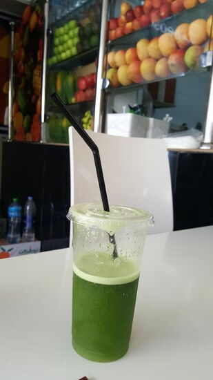 Wir entdecken einen „Saftladen“ und gönnen uns erstmal einen Maxi-Vitaminkick:
Zitrone-Minze. Natürlich frisch gepresst für umgerechnet 1,20 Euro