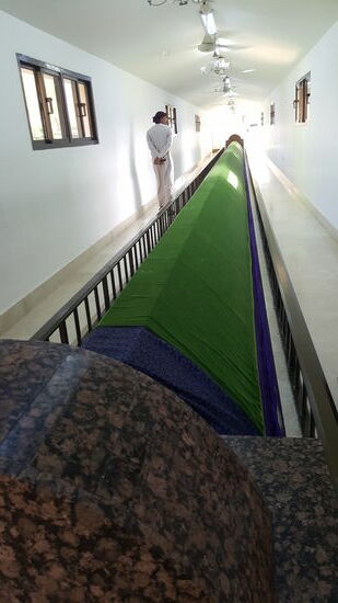 Das Grab ist 30m lang—nur ein Besucher ausser uns ist da