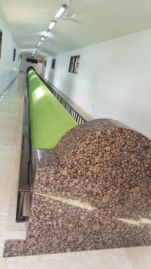 Hier soll also der Vater der Jungfrau Maria im Grab liegen. Andere widerum glauben, dass Imran der Vater Moses war. Jedenfalls war es ein herausragender Mensch dem so eine lange Ruhrstätte gebührt