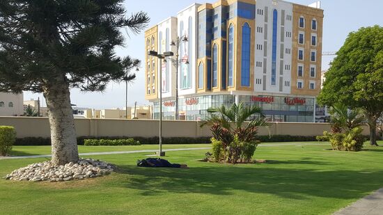 Vor dem Mausoleum ein gepflegter Park—-hier liegt wieder einer und pennt