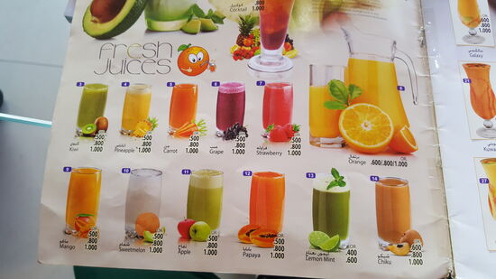 1 OMR = 2,40 Euro
Das sind frisch gepresste Säfte—100 % Frucht