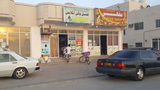 Dann holen wir unsere laundry—-1,20 OMR für mein riesiges Paket....
Auch hier fahren die Omanis vor und hupen nach Service....