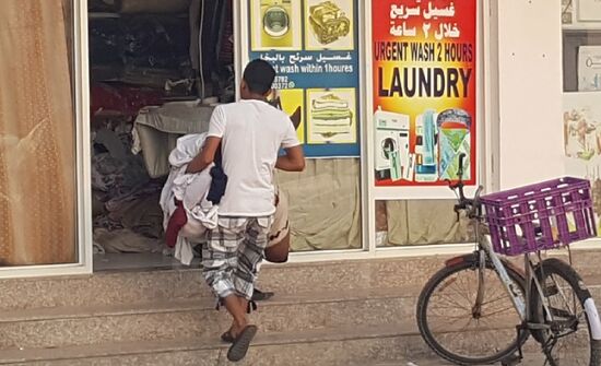 ...und die Jungs schleppen die Wäsche aus dem Auto und schleppen es in ihre Wäscherei..