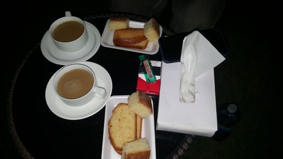 Danach gibts Kaffee und Kuchen—-noch auf Masirah in „Hilf“ gekauft....