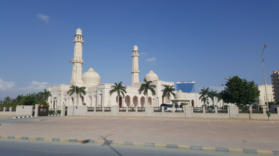 Zuerst fahren wir zu der großen „Sultan Qaboos Moschee“