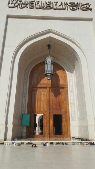 Wie immer: Schuhe aus und Kopf und Arme bedecken