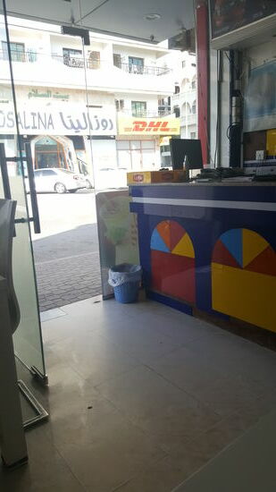 Der Weg vom Thresen bis zur Tür ist nur kurz, damit man fix rausspringen kann um die Bestellung aufzunehmen, wenn jemand vorfährt und hupt