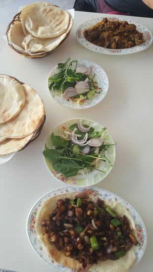 Ich bestelle mir gebratenen Squid und Claudia iwas mit Muffonfleisch—da sind aber immer einige Knorpel und viel Knochen drin.
Mein Squid war köstlich!