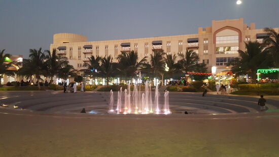 Ein paar Kilometer weiter finden wir eine große Mall—hier sind die Frauen und shoppen!