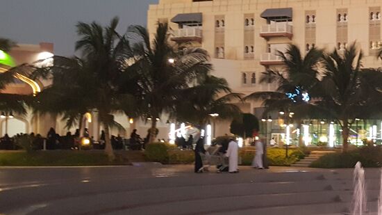 Alle tief verschleiert bis zur Unkenntlichkeit!