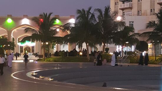 Es ist fast gruselig —hier in der Dunkelheit die vielen schwarz-verhüllten Menschen—nur die Kinder, die sie dabeihaben sind normal gekleidet.
Ich frage mich immer, wie die Kinder zur richtigen Mutter finden...