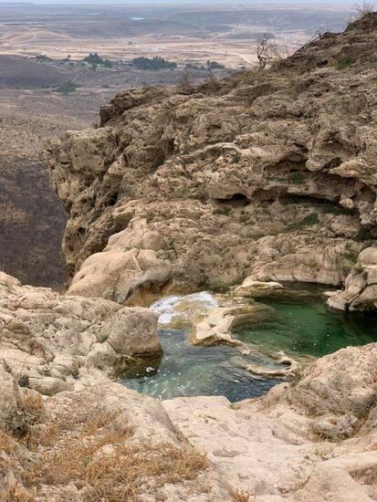 Jetzt schauen wir auf den obersten Rand des Wasserfalls
