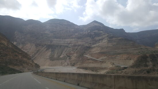 Unser Ziel ist „Al Fazayah“—-die Strecke dorthin ist schwierig und geht steil und in Serpentinen durch die Berge