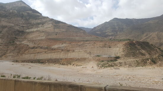 Seht ihr das kleine Autochen da oben? Da gehts die Serpentinen hinauf!