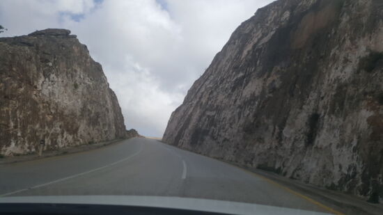 Anfangs ist die Straße zwar steil, aber noch breit