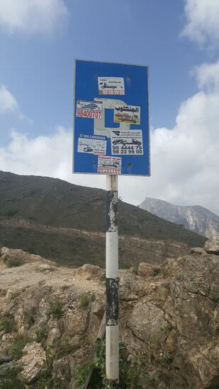 Witzig—hier haben viele Abschleppdienste ihre Werbung hinterlassen