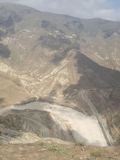 Aber das ist noch nicht alles: es kommen noch ein paar Kilometer Schotterpiste, Und das mit dem blöden Spoiler an unserem Leihwagen. Claudie fährt hochkonzentriert, Schlangenlinien um jedem Huckel auszuweichen und im Schneckentempo
