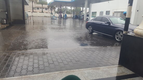 Da sitzen wir nun und schauen in den Regen—der Service am Auto muss trotzdem sein...