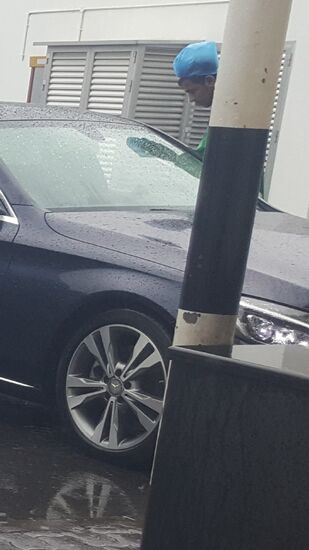 ......mit Plastiktüte auf dem Kopf wird der Kaffee serviert,,,