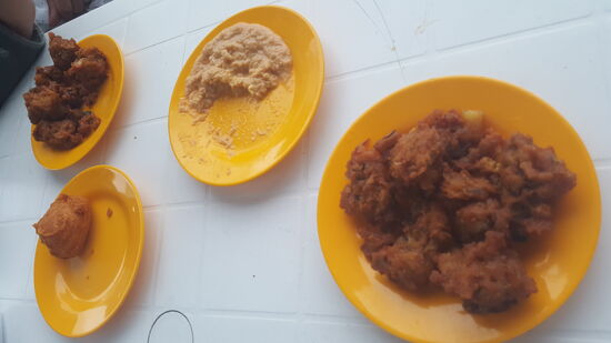 Wir essen frittierte Eier und frittierte Gemüseklumpen