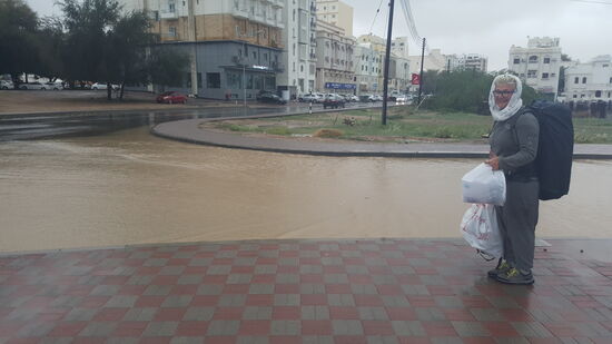 Irgendwann müssen wir aber trotz Regen mal los. Das hier ist kein Fluß —das ist die Straße über die wir rüber müssen!