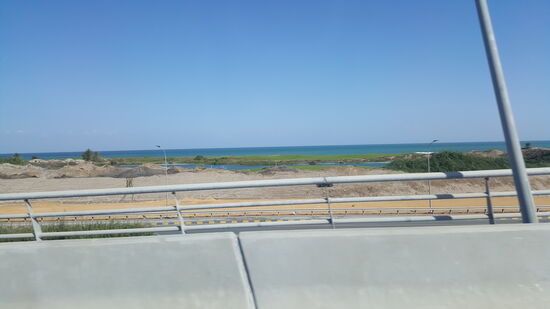 Um 10 Uhr starten wir und fahren die Küstenstraße Richtung Seeb—hier an einem Golfplatz vorbei