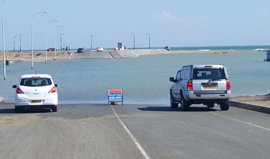 Die Straße ist überschwemmt—hinten sieht man sie weiterführen, aber dazwischen ist leider ein tiefer See...
