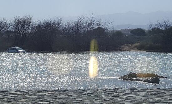 Das Auto da hinten wurde noch vor dem Regen dort  geparkt...