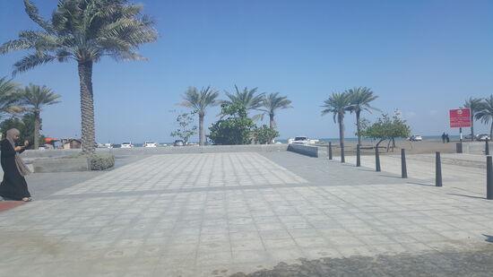 Am Strand sieht man überall die Fischer mit kleinen Hütten, die ihre Fänge verkaufen