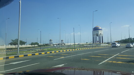 Ein weiterer Sultanspalast—links das Eingangstor...