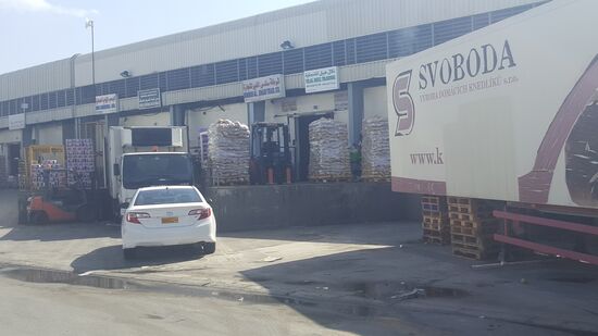 Viele Geschäfte, in denen Obst und Gemüse verkauft wird. Alles sehr günstig: 10kg Tomaten kosten z.B. 2 Euro