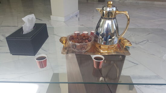Gegen 13 Uhr fährt uns Khalifa zum Hotel zurück. Er holt uns gegen 17 Uhr wieder ab. In der Lobby gibt es omanischen Kaffee und Datteln.