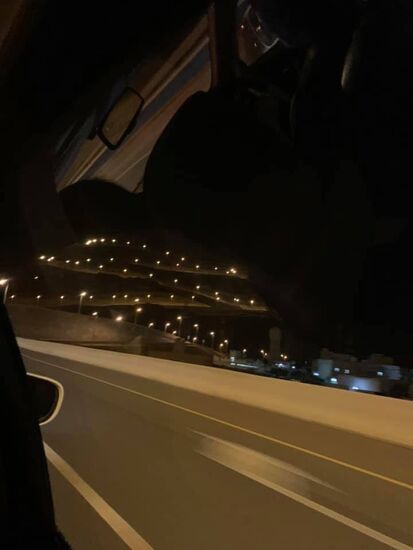 Dann fahren wir diesen Berg hinauf, dessen Gipfel uns einen wunderschönen Ausblick verspricht