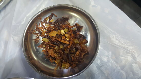 Nach einer Weile bringt man uns auch noch geröstete Zwiebeln mit Rosinen und Cashew-Kernen