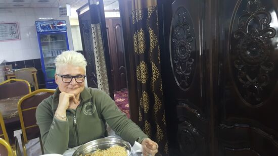 Man hat uns in die hinterste Ecke gesetzt, damit wir nicht gesehen werden—neben uns sind lauter Kabinen—wir nehmen an dass die für die Frauen zum beten sind....?