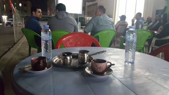 Hier sitzen nur Männer, trinken Kaffee und schauen Fußball. 
Liverpool gegen...??