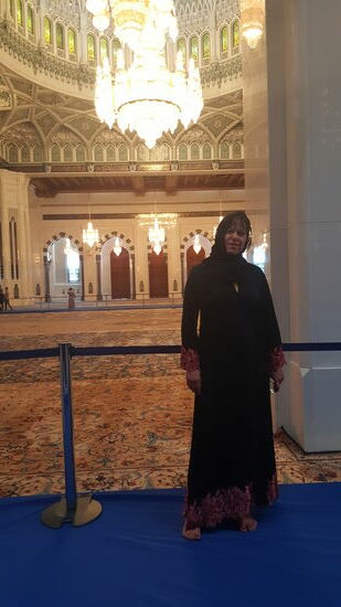 Ich finde meine „Verkleidung“ sehr schick—die Blumenverzierung gefällt mir sehr gut...