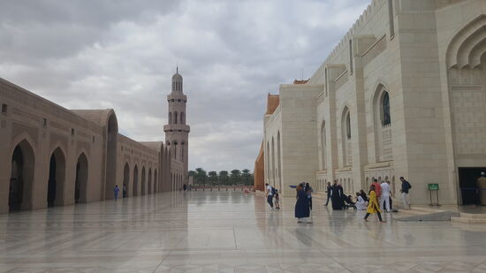 Aber es dauert, bis alle das Gelände verlassen...