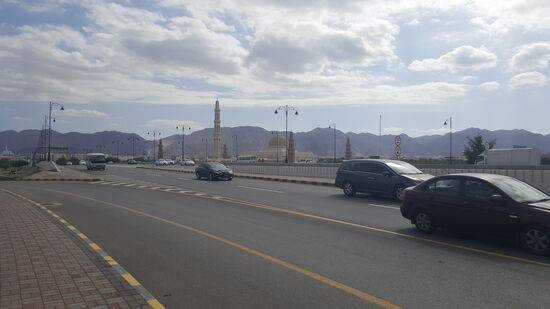 ...und die vielspurigen Straßen, die man nur sehr schwer überqueren kann...