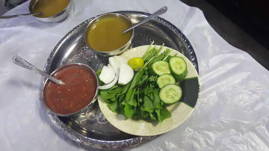 Wir bekommen noch jeder eine gelbe Suppe und etwas Grünzeug und scharfe Soße...