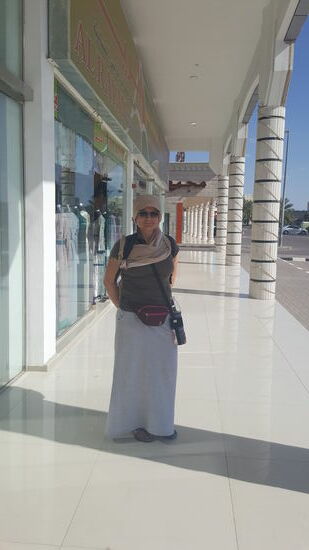 Hier gibt es Unmengen Geschäfte mit Abayas.....wir bleiben oft stehen und bewundern die „Glitzerdinger“